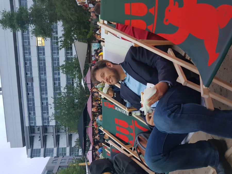 עם בירה ונקניקיה